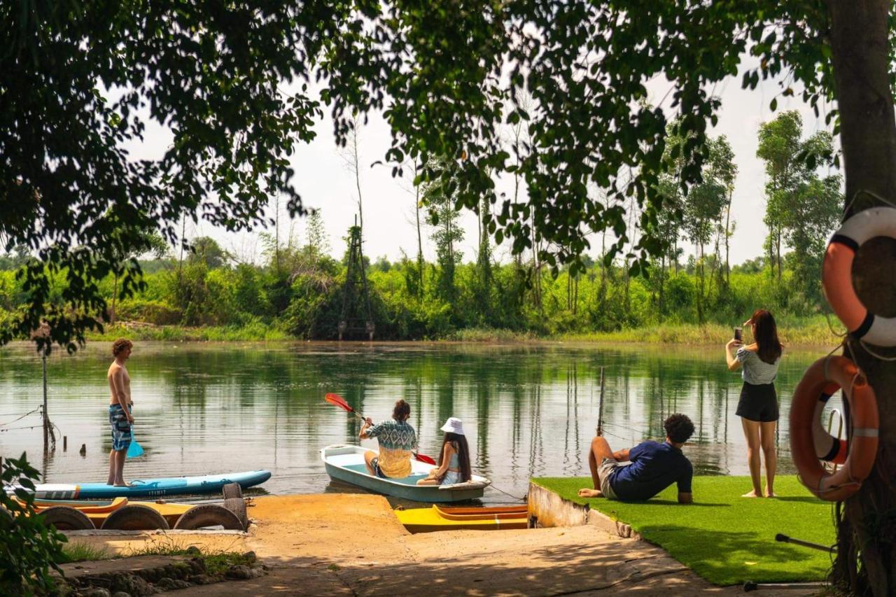 Chi-Bu Riverside Hotel Nhon Trach Buitenkant foto